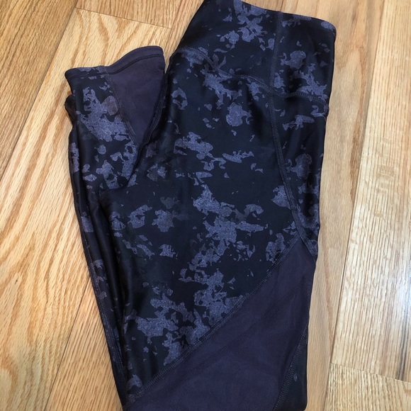 UA HeatGear Armour® Mesh Printed Ankle Crop - Picture 2 of 7